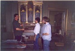 L'organaro Carlo Dall'Orto con alcuni studenti